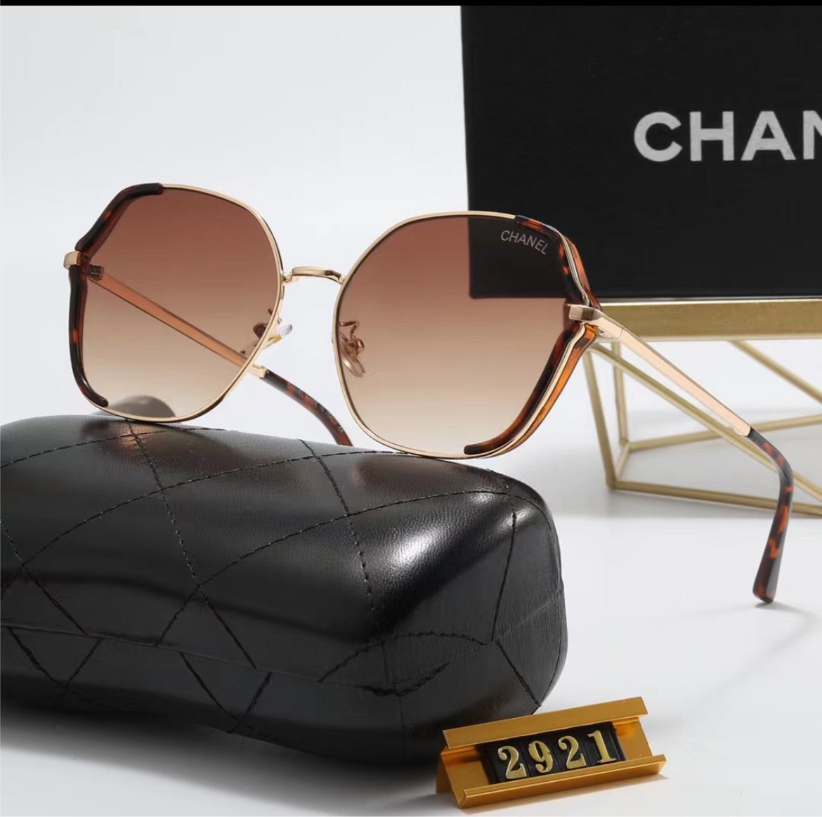 Woman Chanel new sunglasses