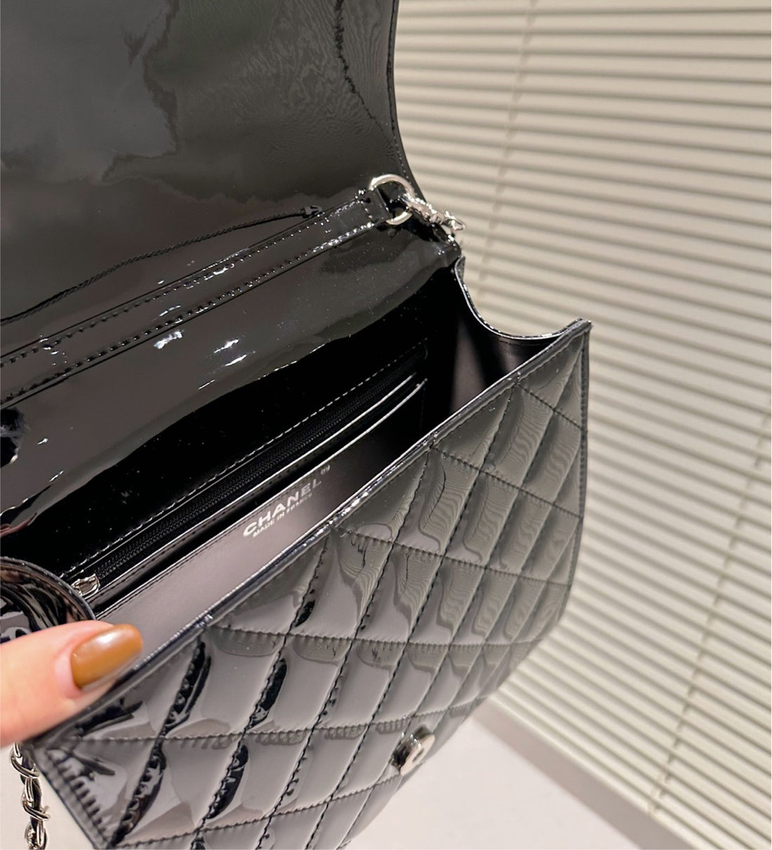 Woman Chanel CC handbag