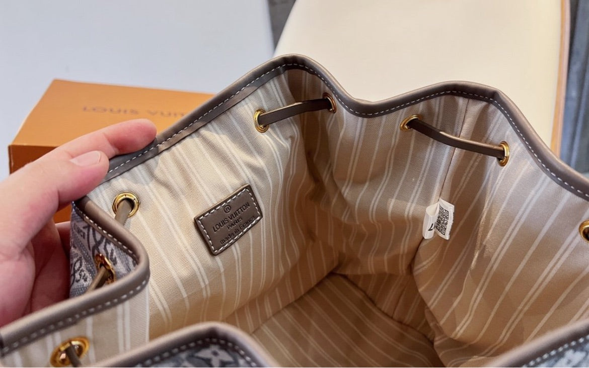 Woman new LV shoulder bag