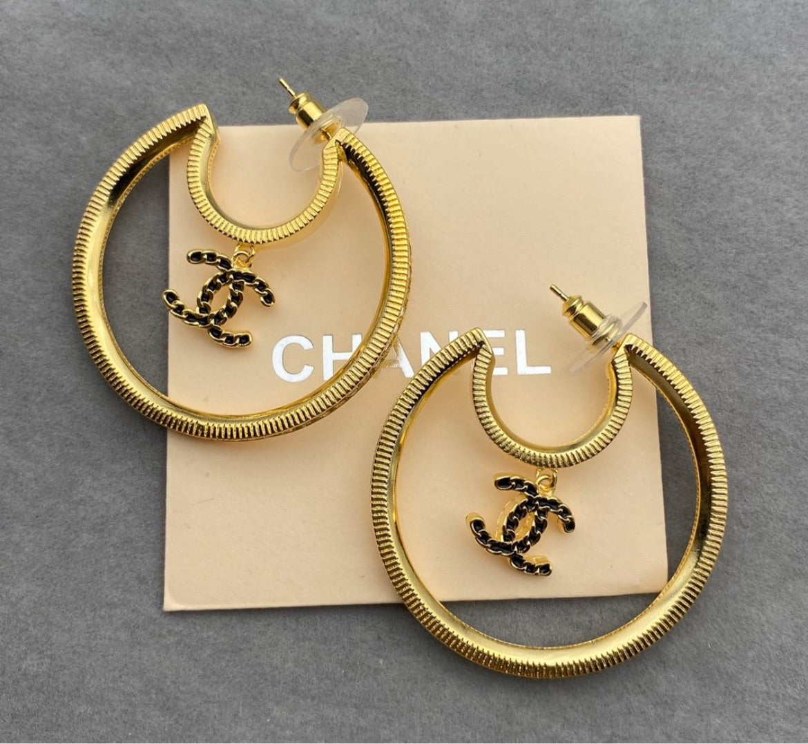 New Chanel woman earring