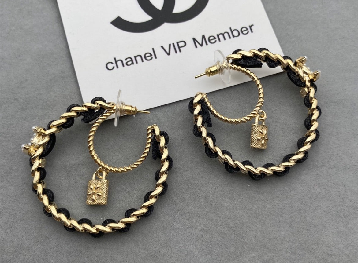 New Chanel woman earring