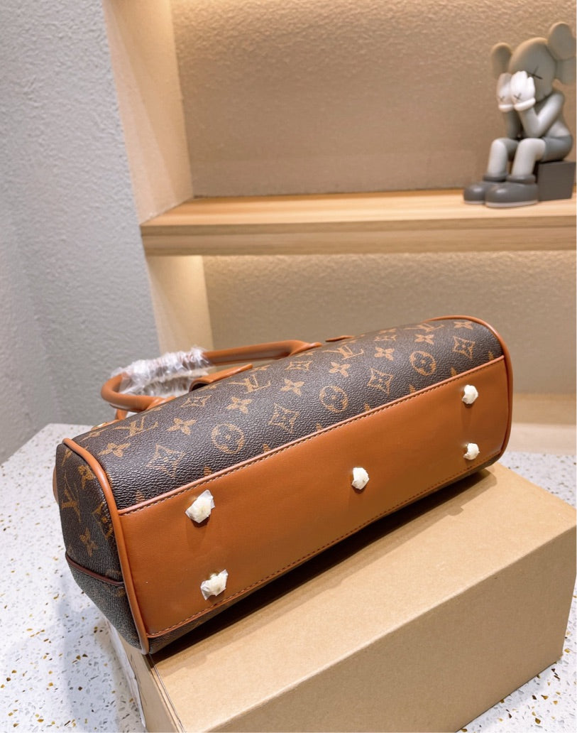 LV woman shoulder handbag