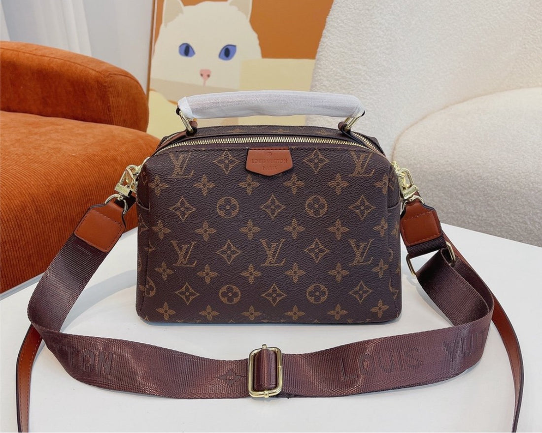 Woman New Louis V handbag
