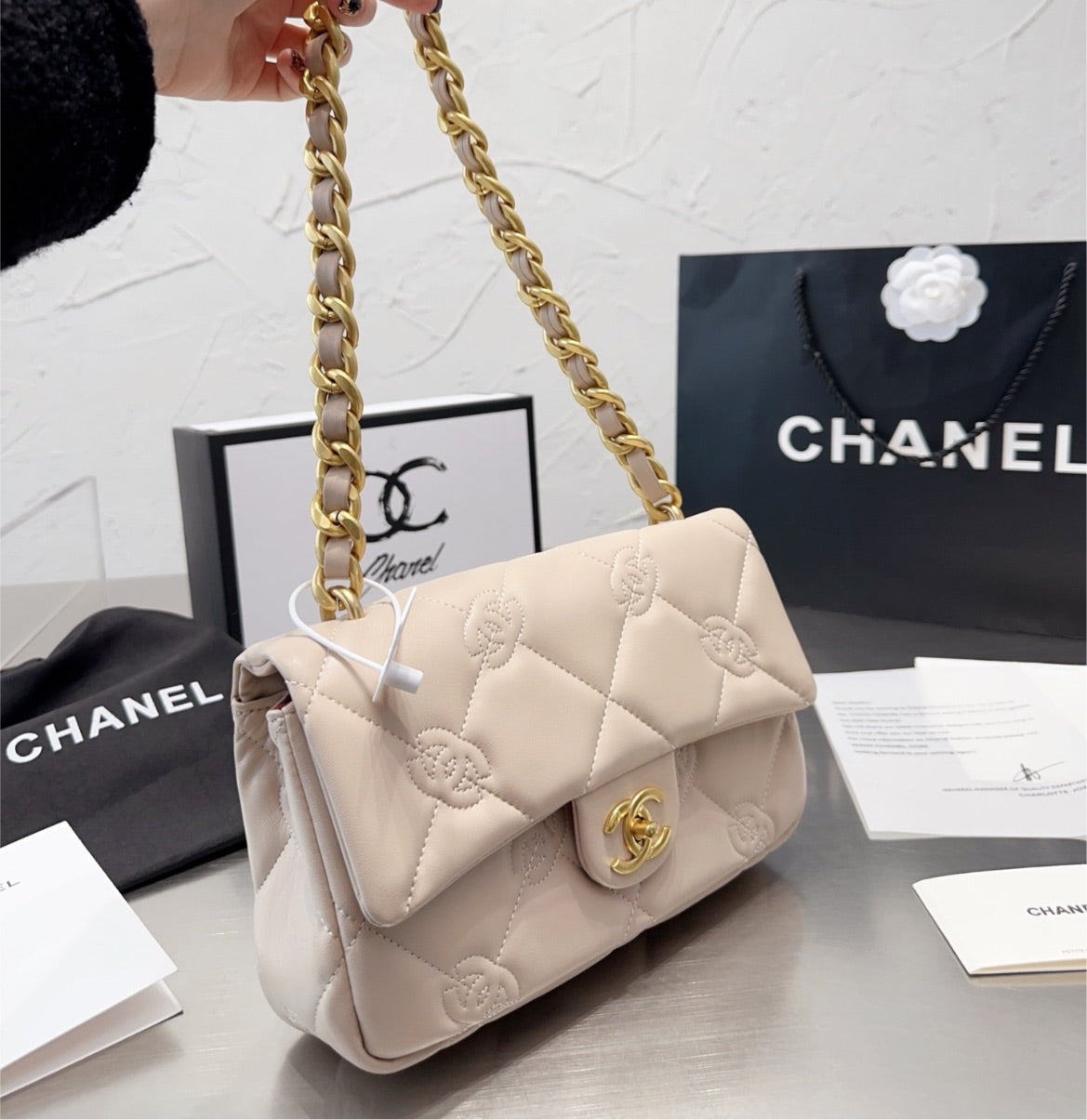 Woman Chanel ( CC) shoulder bag