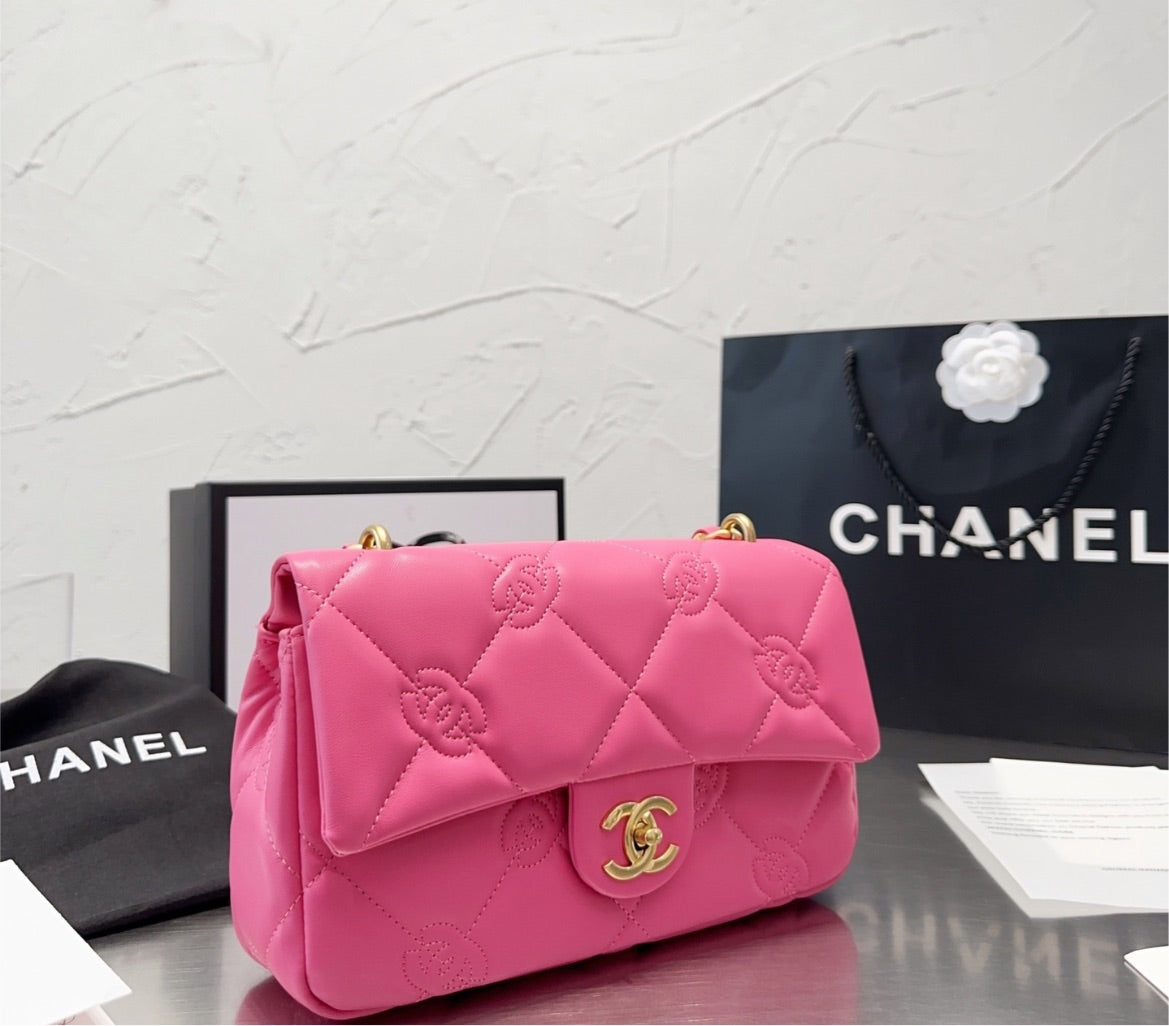 Woman Chanel ( CC) shoulder bag