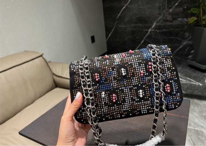 New woman Chanel shoulder handbag