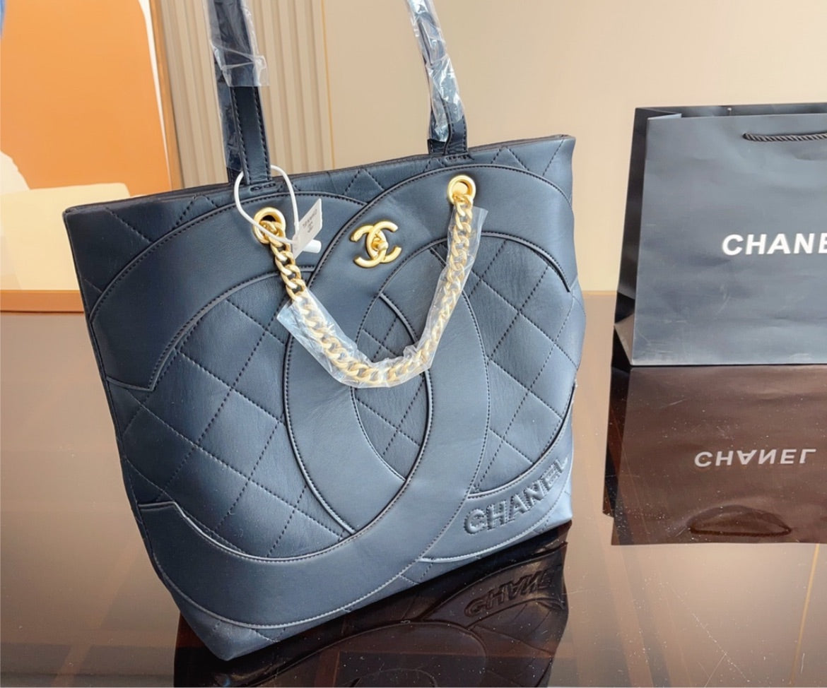 Woman new Chanel shoulder bag