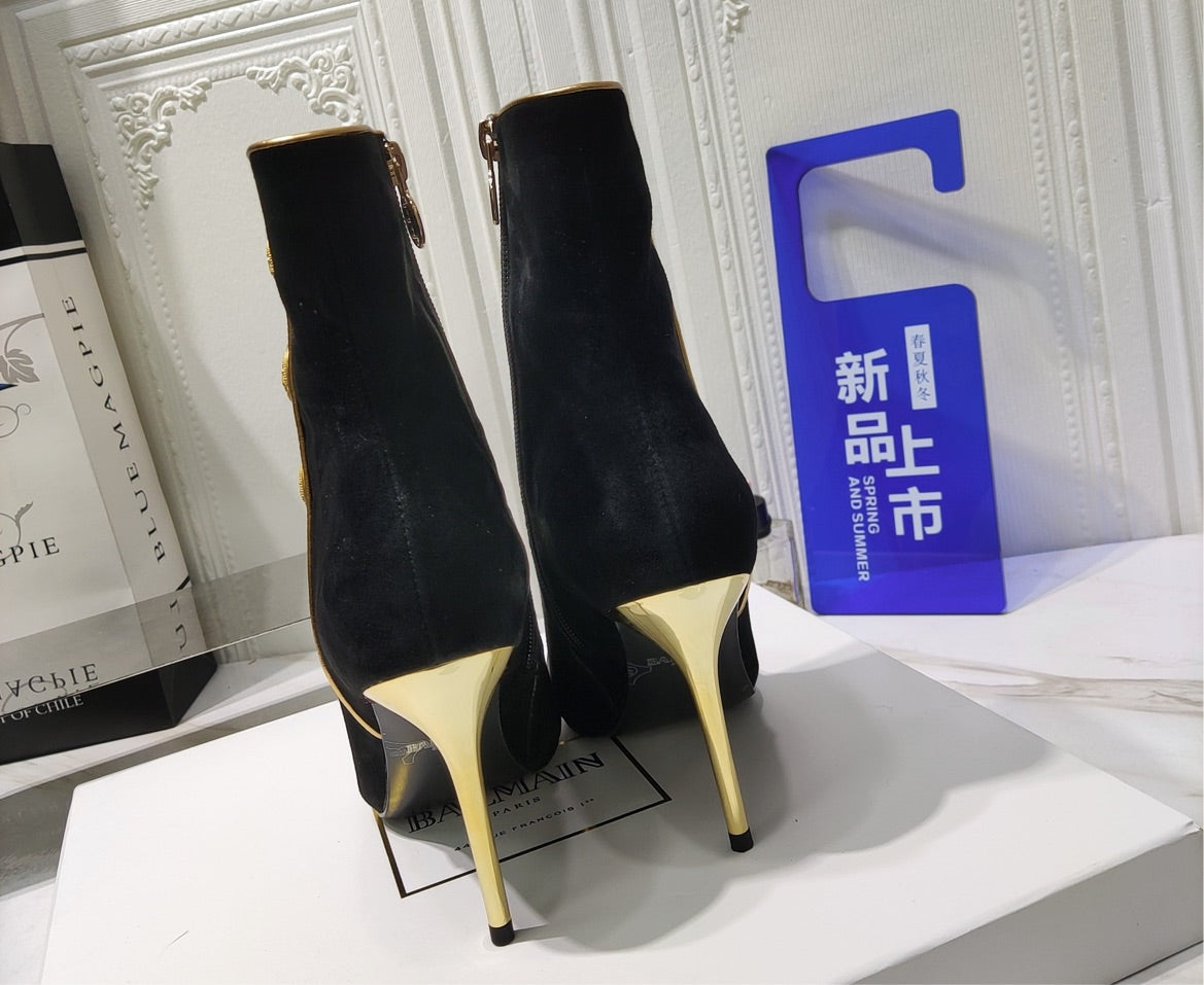 New woman Balmain suede boots