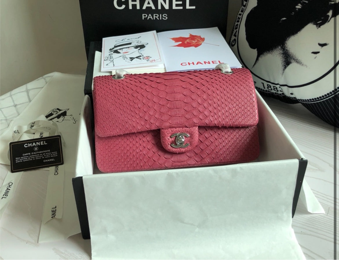 Pink Chanel woman shoulder handbag