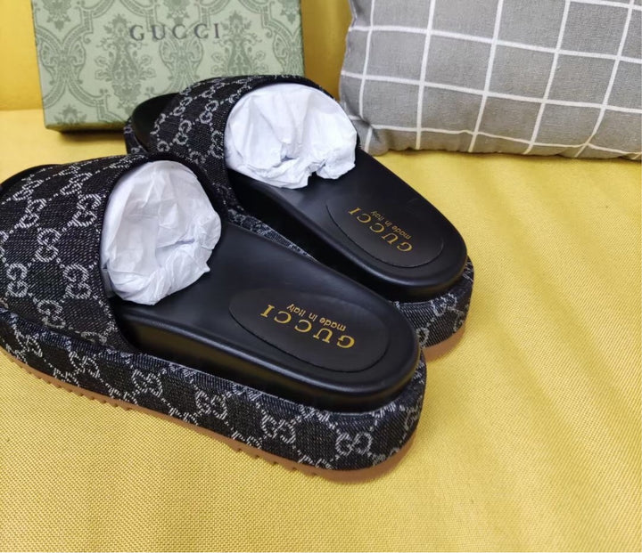 New Gucci slide in sandal