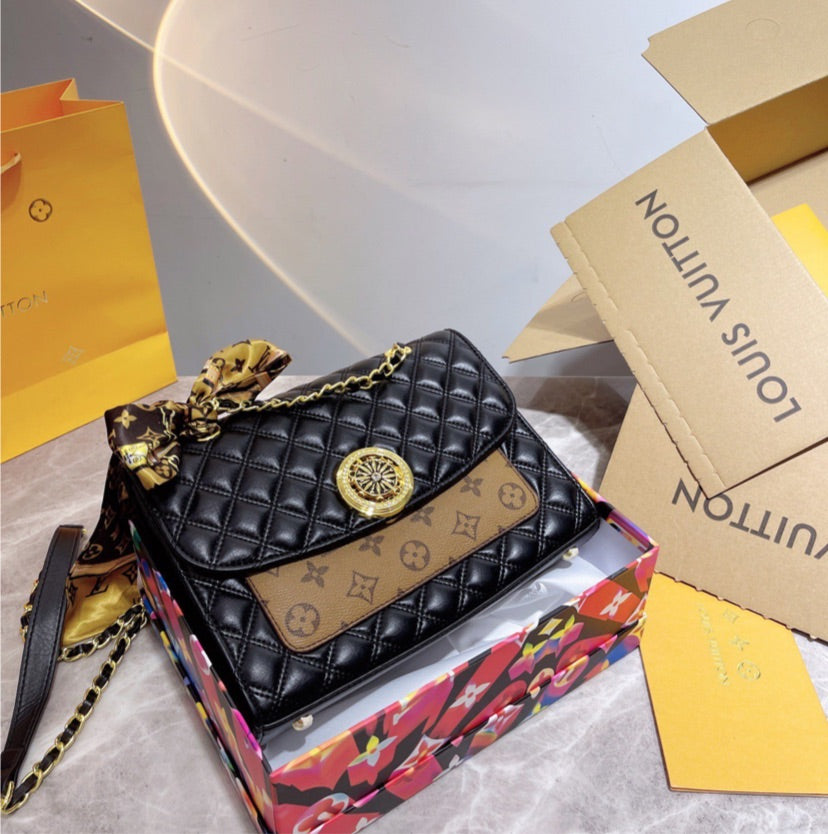 Woman LV shoulder handbag