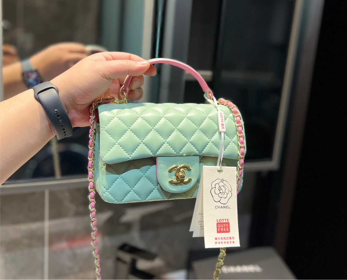 New woman Chanel small shoulder bag