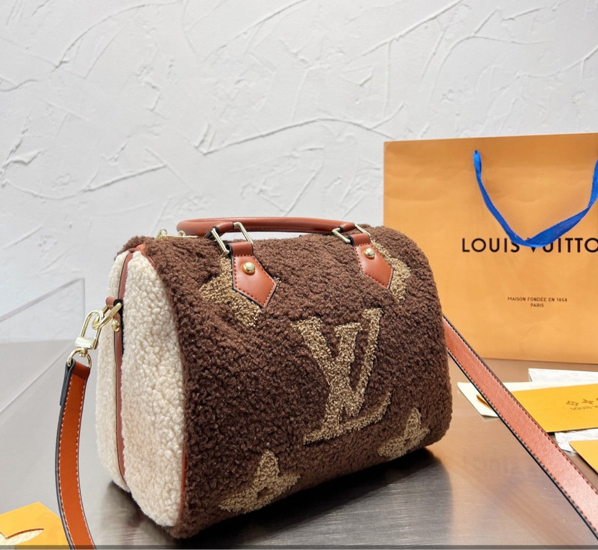 woman new LV shoulder handbag