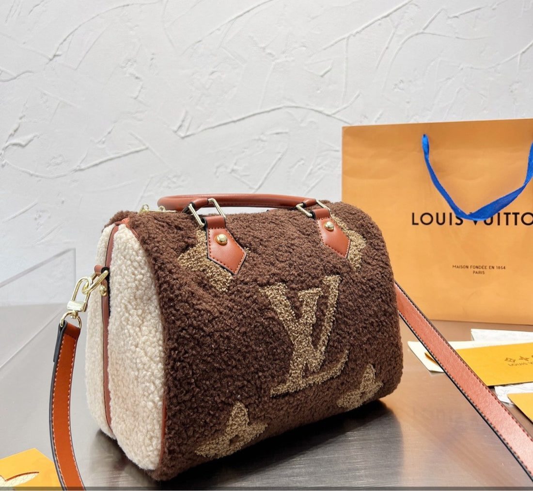 woman new LV shoulder handbag