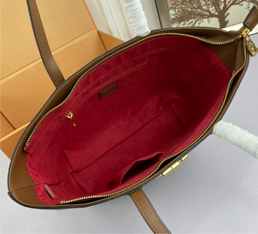 Woman LV shoulder handbag