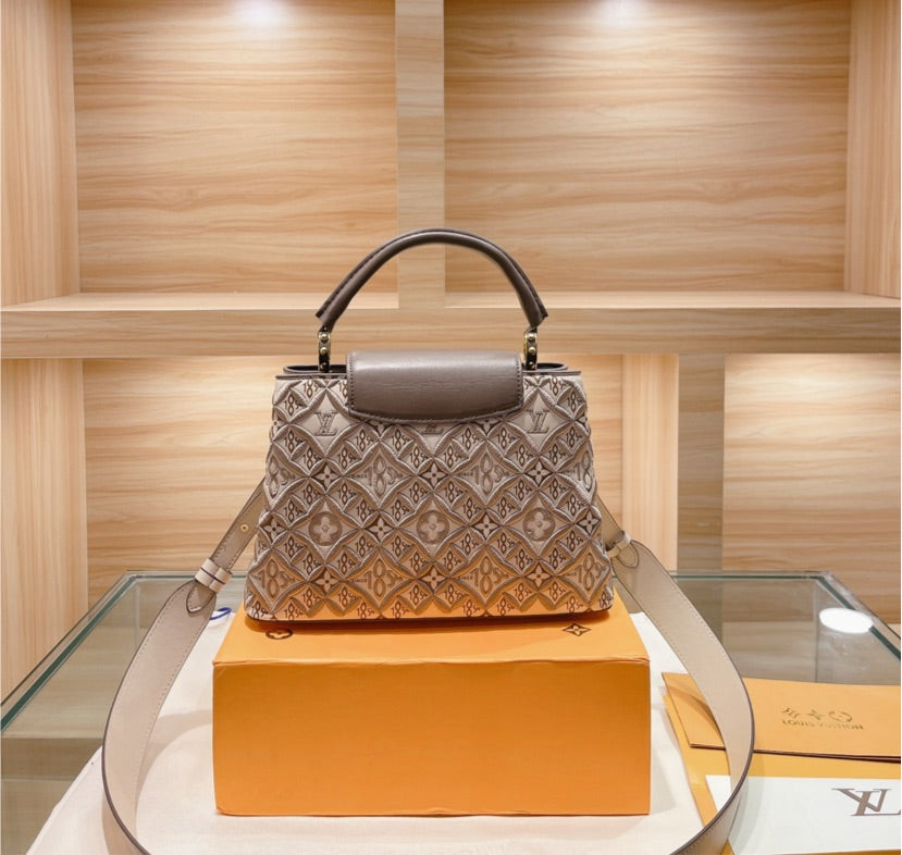 New Louis Vuitton woman shoulder handbag