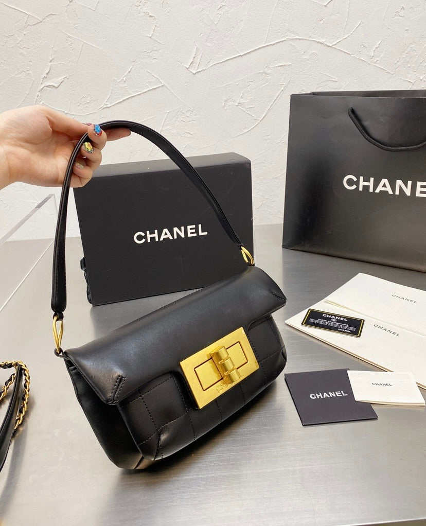 Chanel black leather Handbag