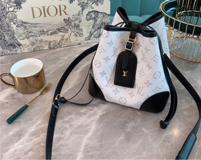 LOUIS V woman shoulder handbag