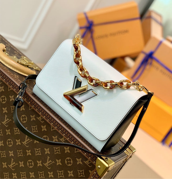 New LV woman shoulder bag