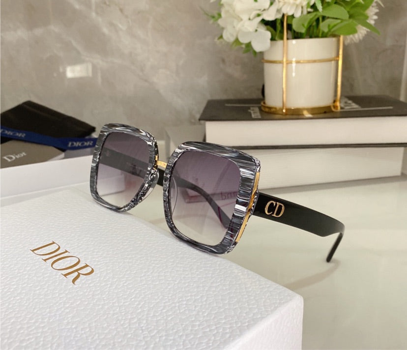 Woman Dior sunglasses