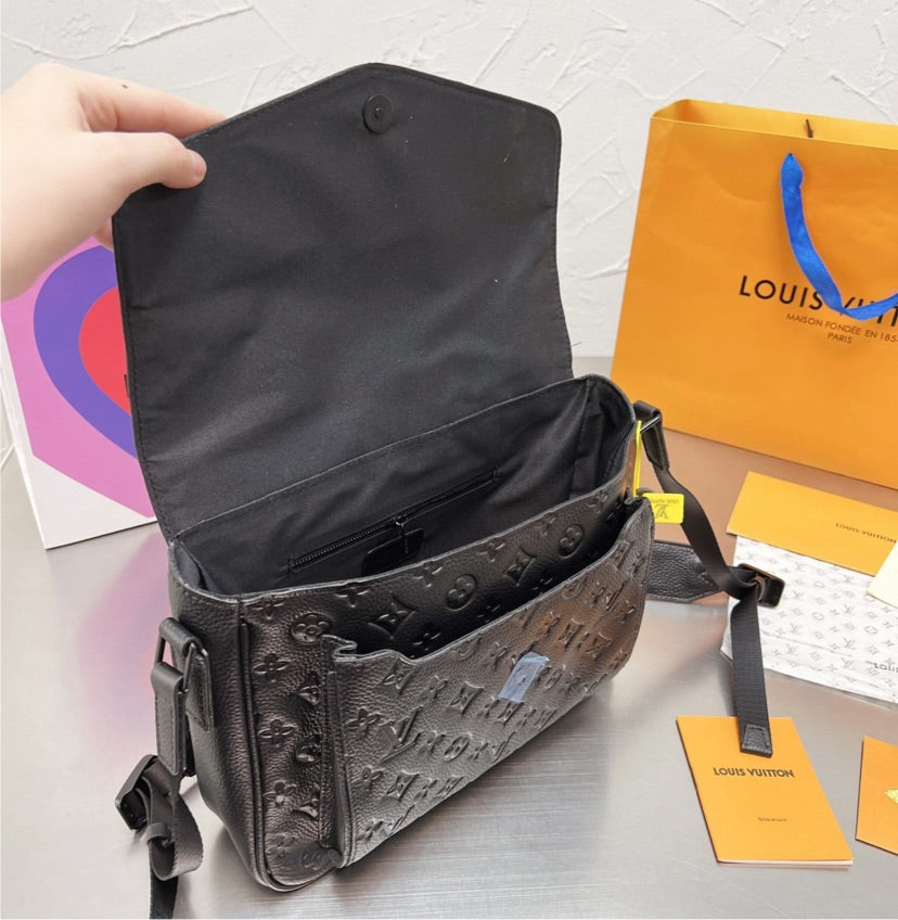 Black Louis V woman shoulder handbag