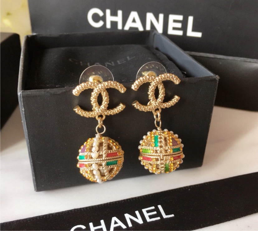Chanel ball woman earrings