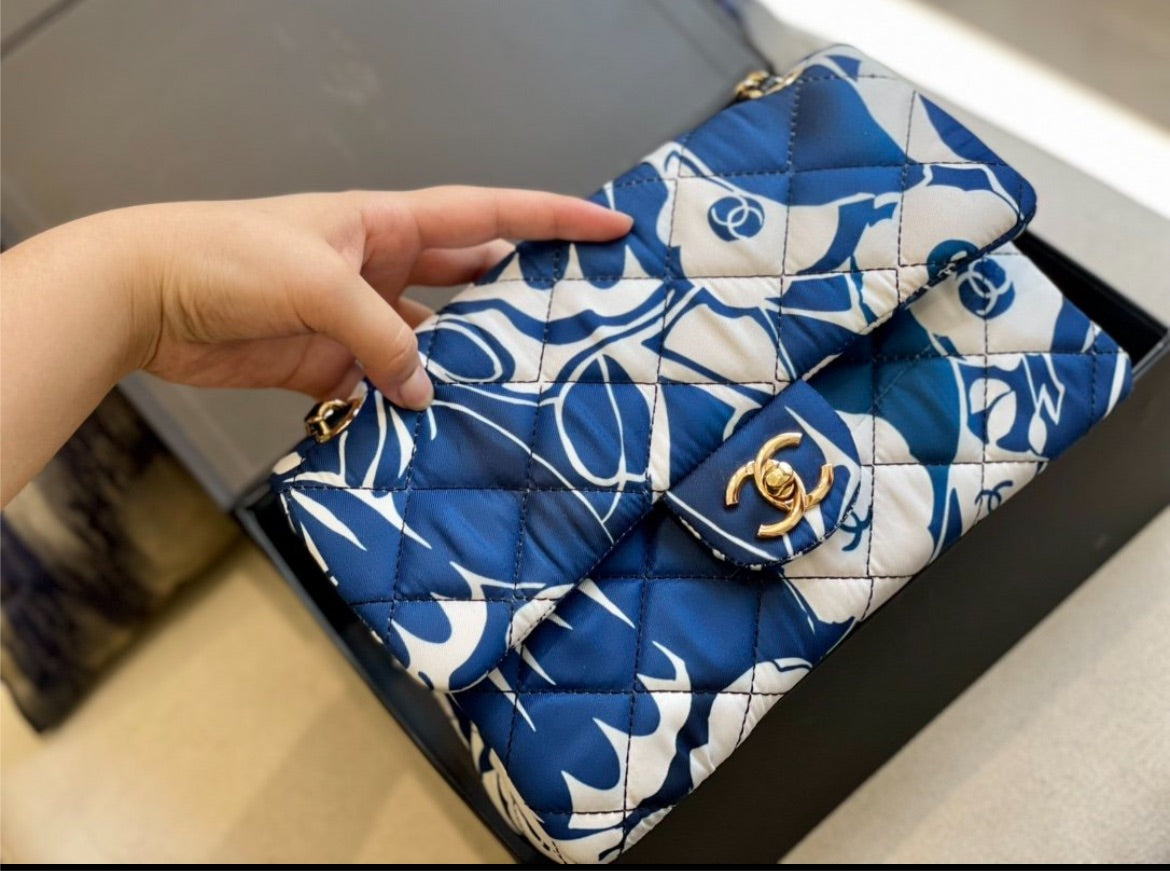 New woman Chanel shoulder handbag