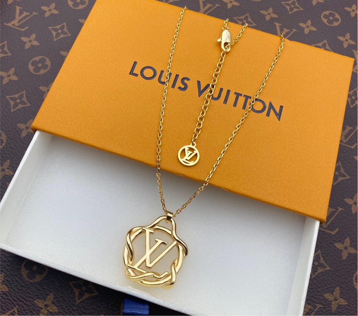 Louis V woman necklace