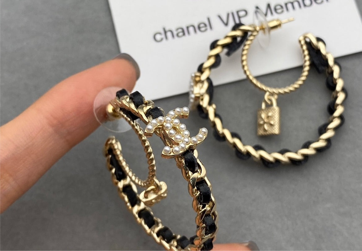 New Chanel woman earring
