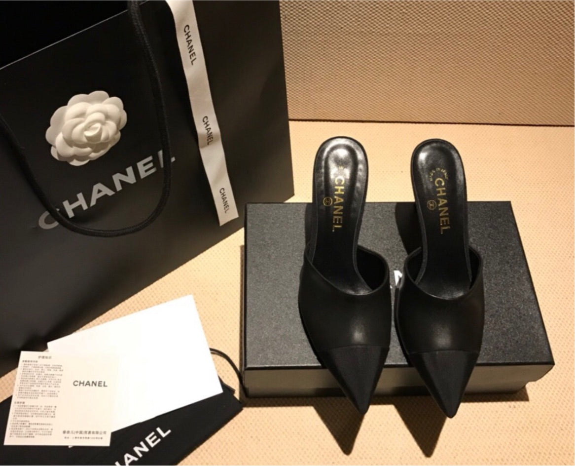 Black leather Chanel  shoes