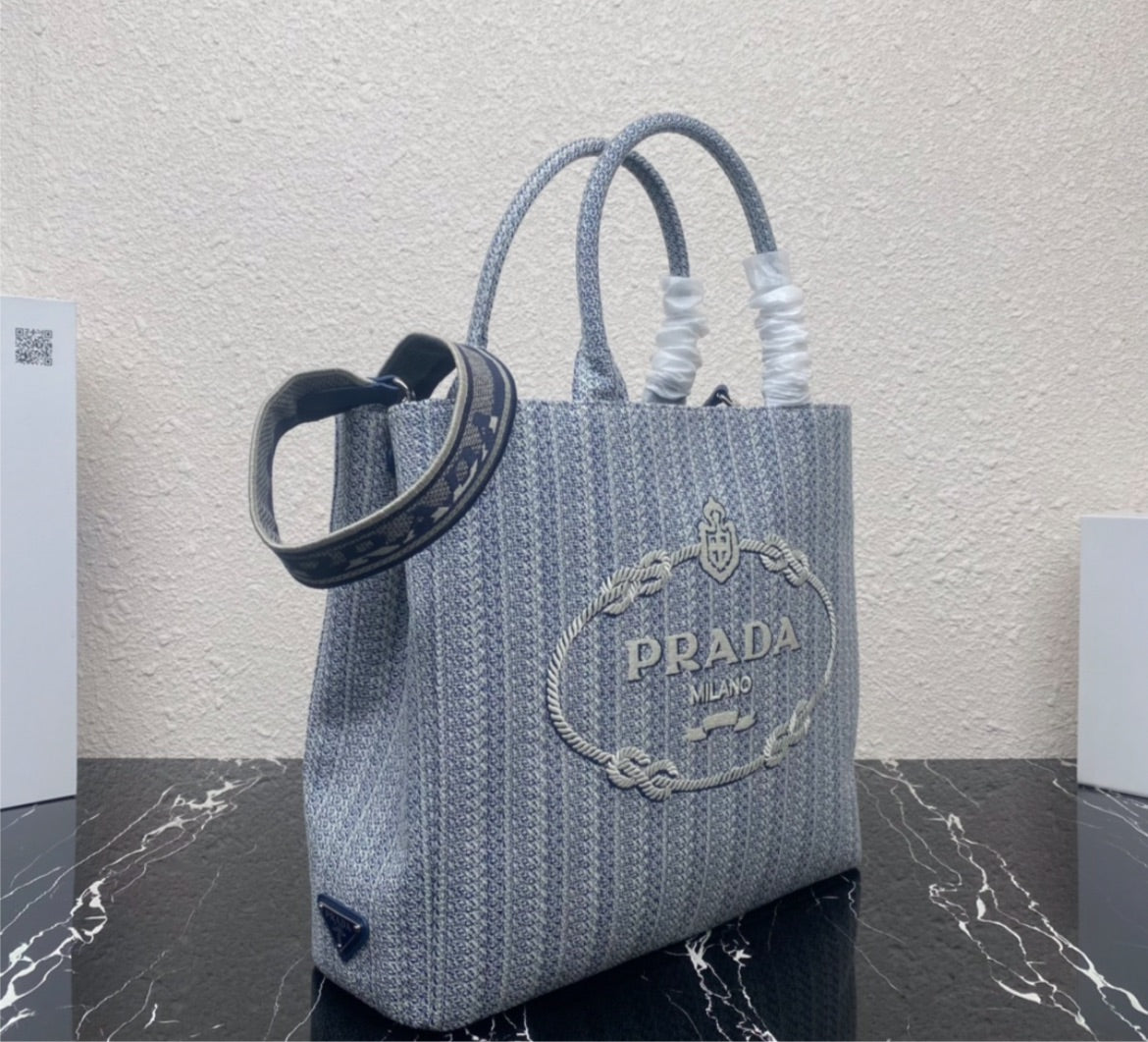 New woman Prada shoulder handbag