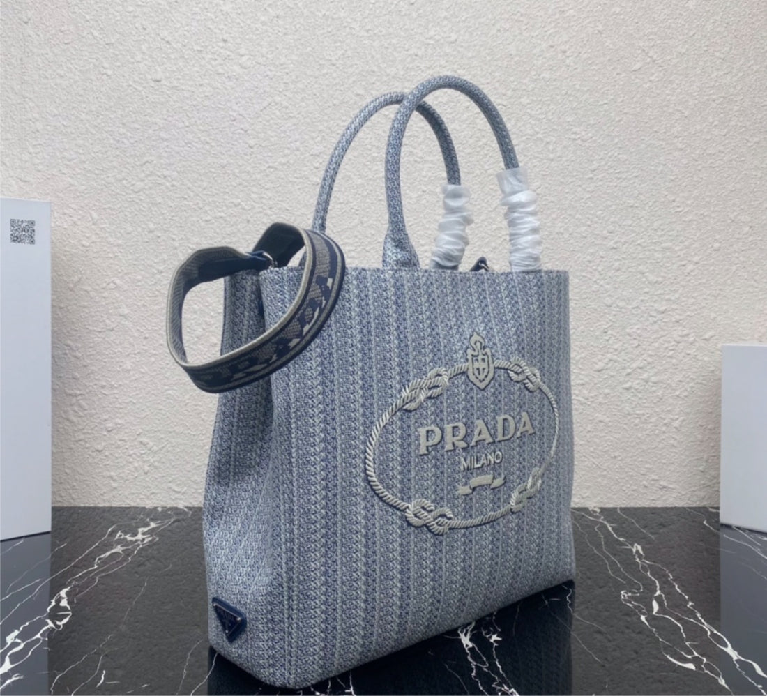New woman Prada shoulder handbag