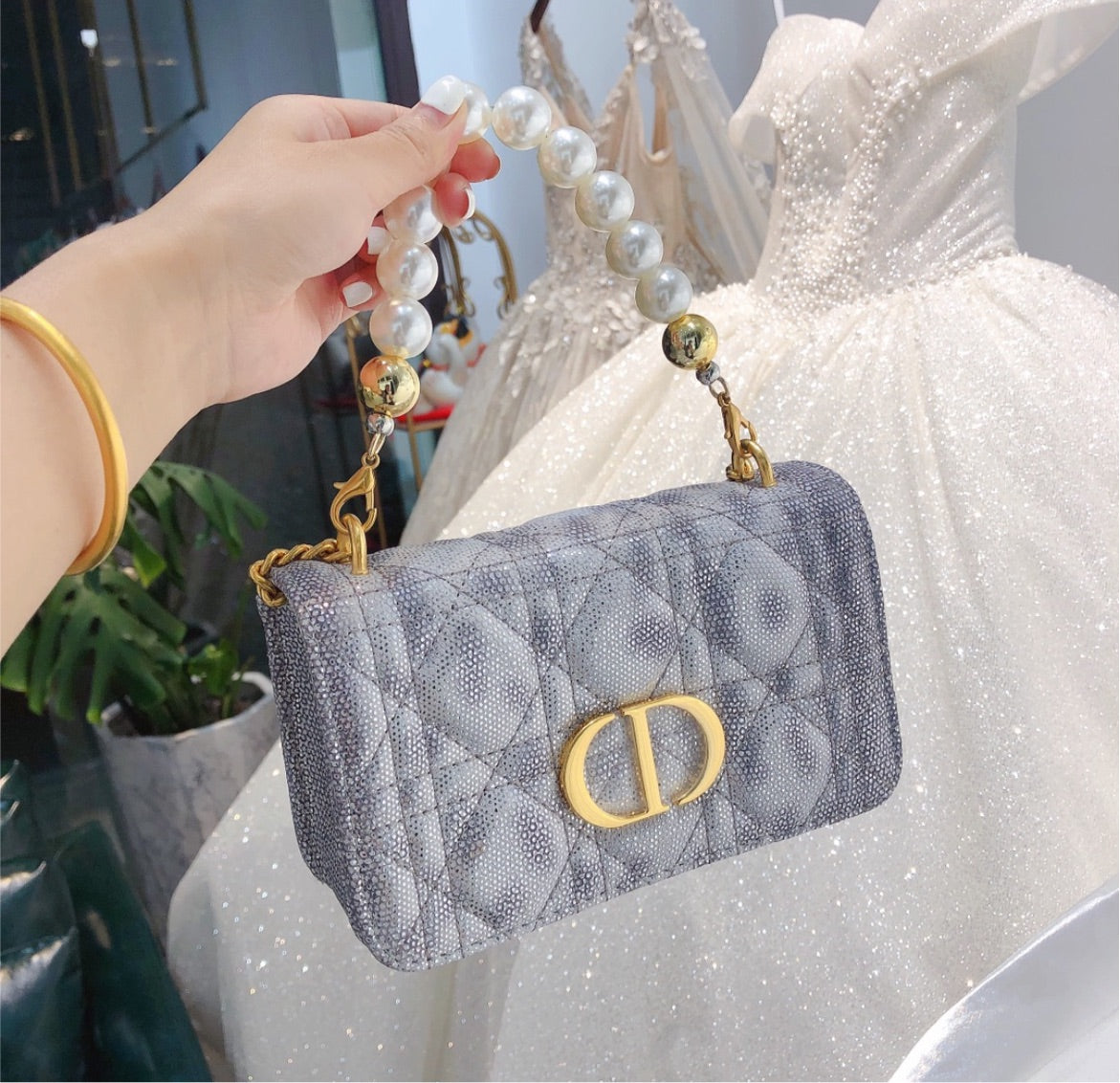 New woman Dior pearl shoulder handbag