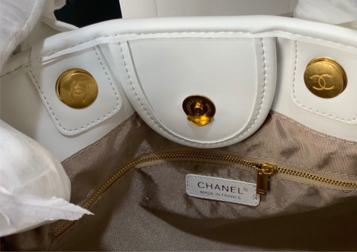 New woman Chanel shoulder handbag