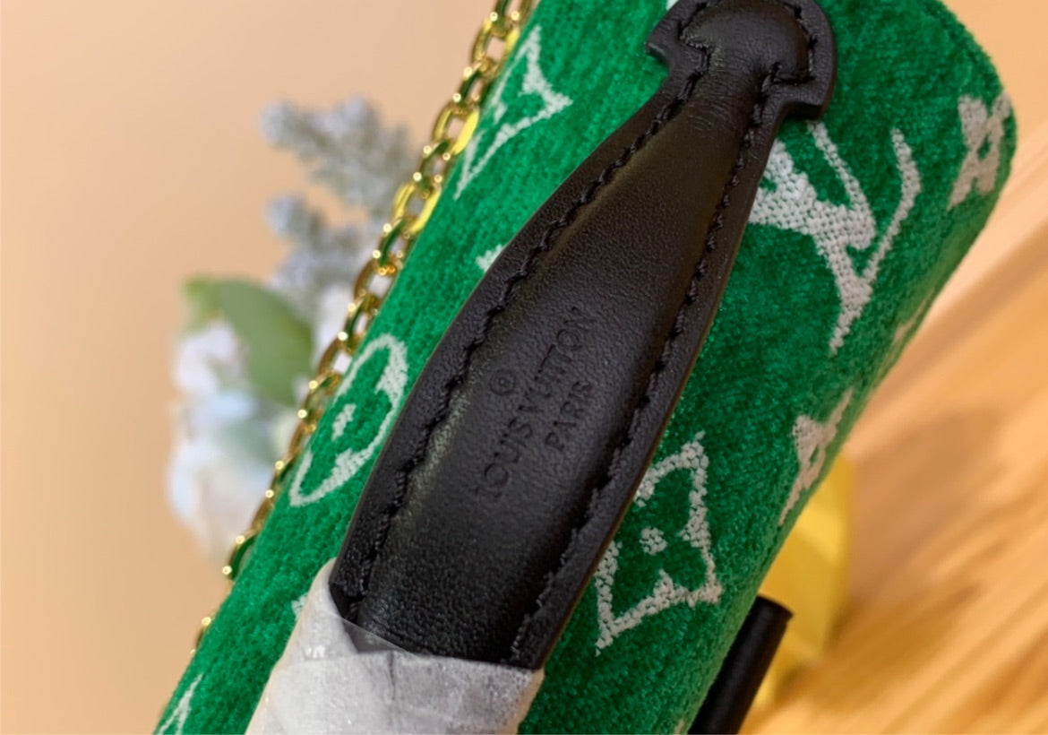 New LV woman crossbody / shoulder bag