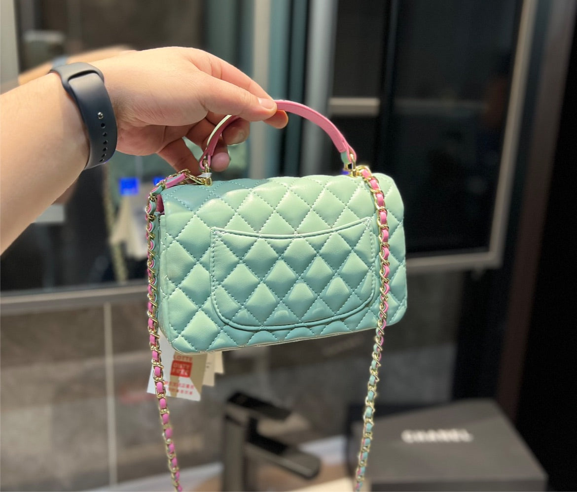 New woman Chanel small shoulder bag