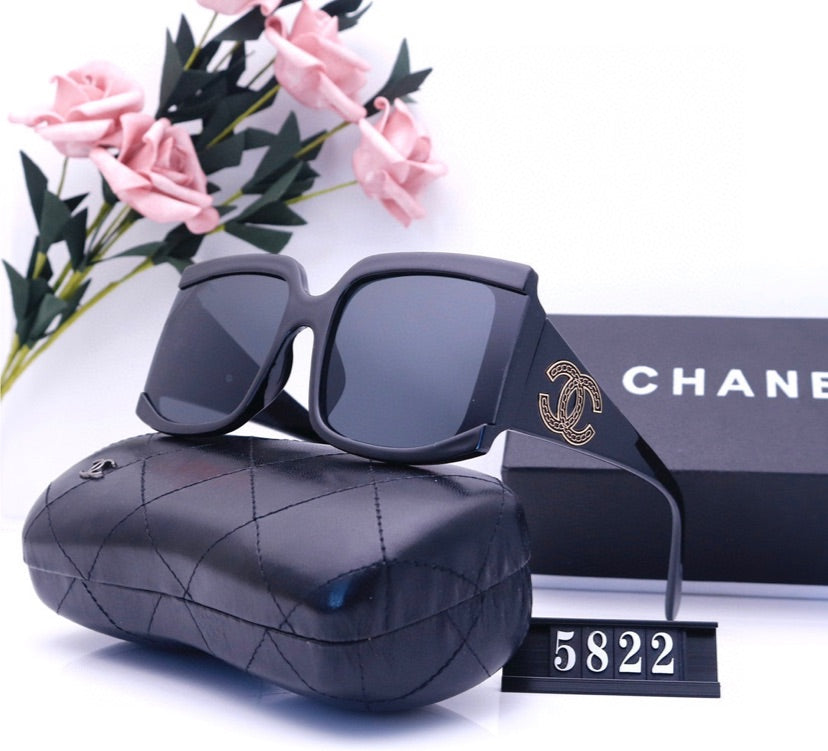 Woman Chanel sunglasses new