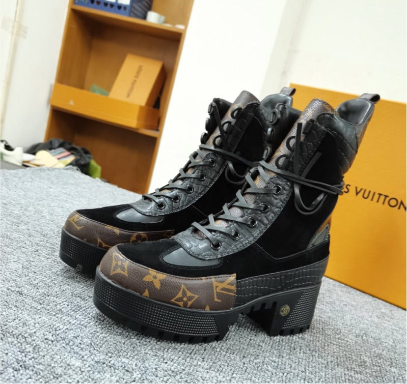 Mid size LV woman boots