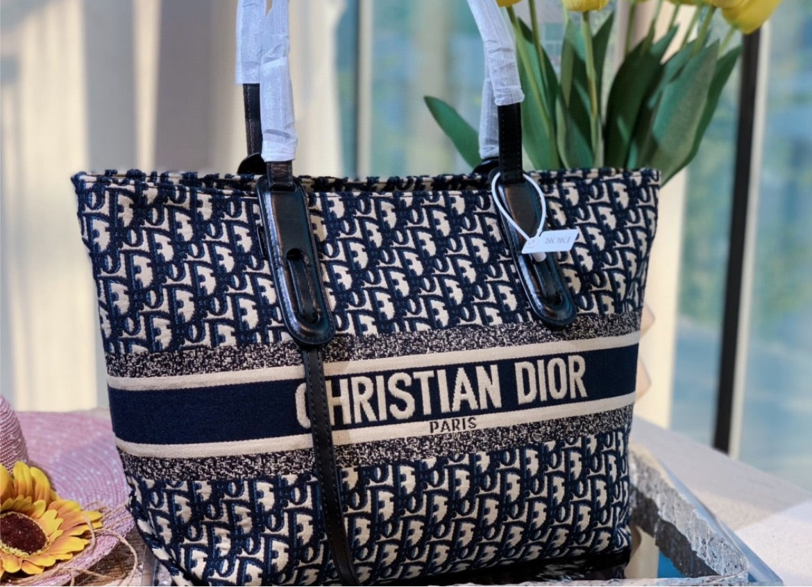 Woman Dior shoulder handbag