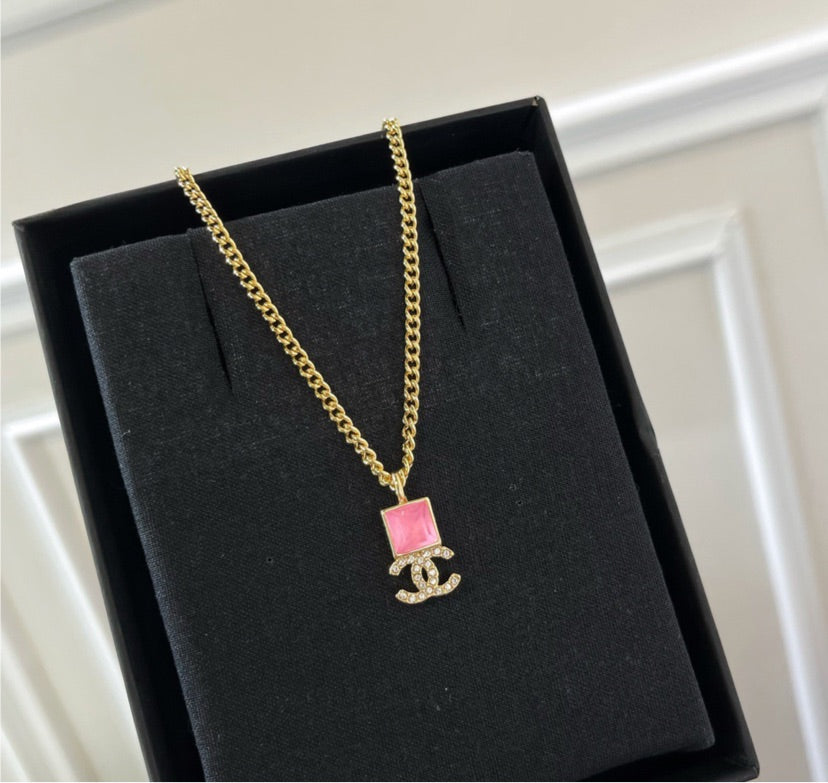Gold plate Chanel woman necklace