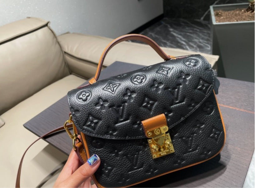 Woman LV crossbody handbag