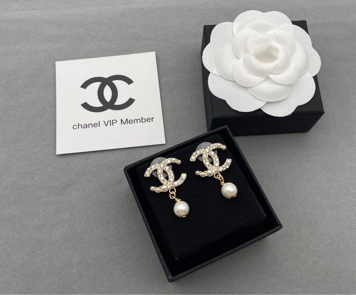Woman new Chanel earring