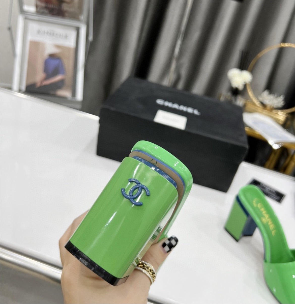 Woman Chanel low heel