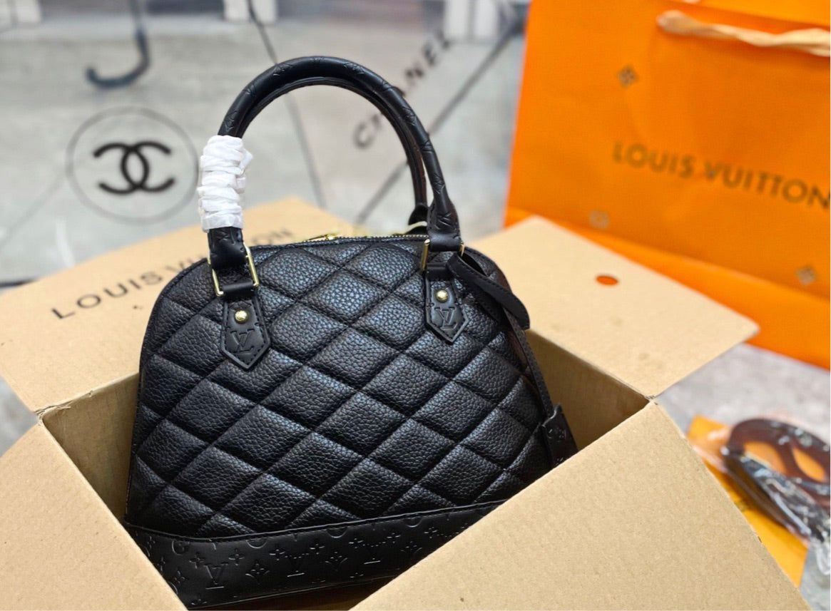 Woman NEW LV black shoulder handbag