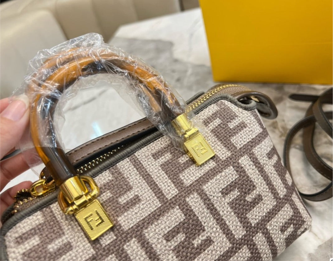 Woman Fendi shoulder handbag