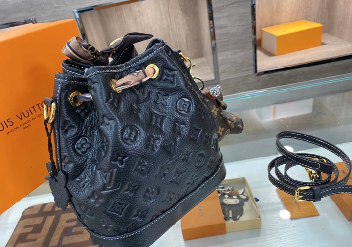 LV woman handbag
