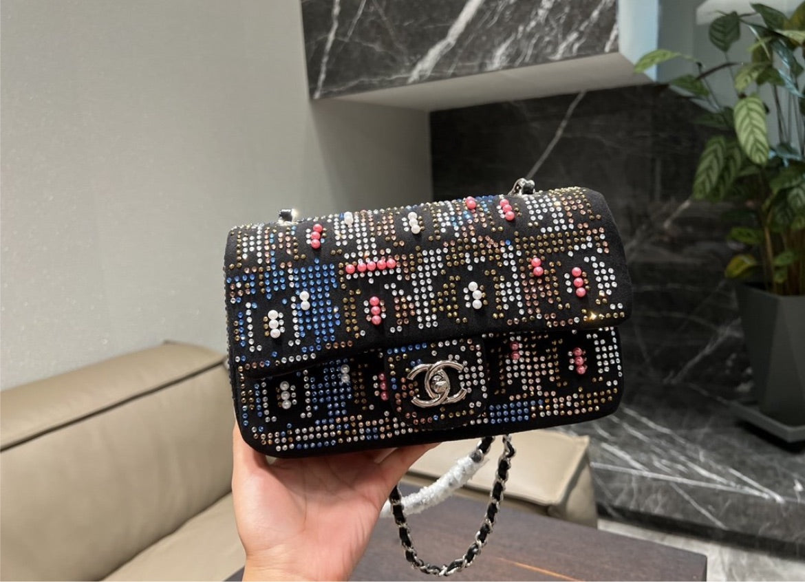 New woman Chanel shoulder handbag