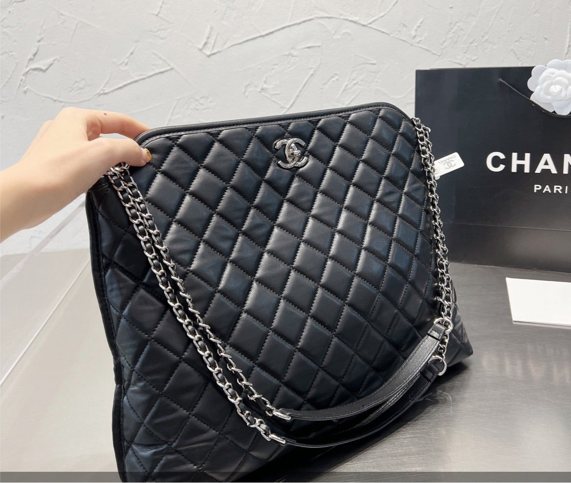 Woman Chanel shoulder handbag