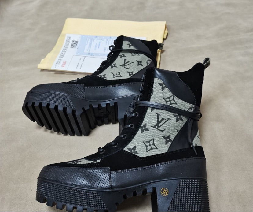 Mid size LV woman boots