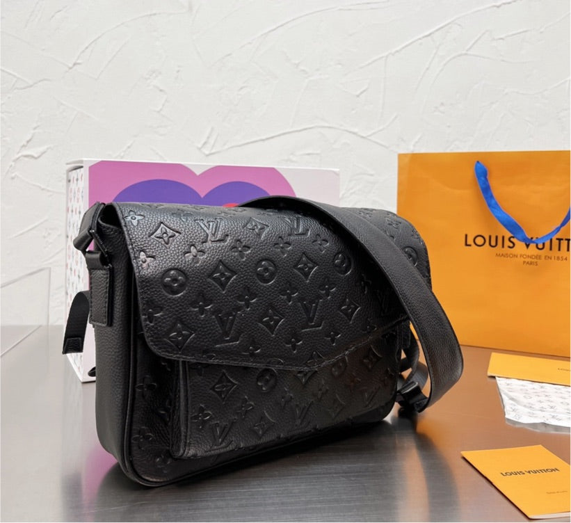 Black Louis V woman shoulder handbag